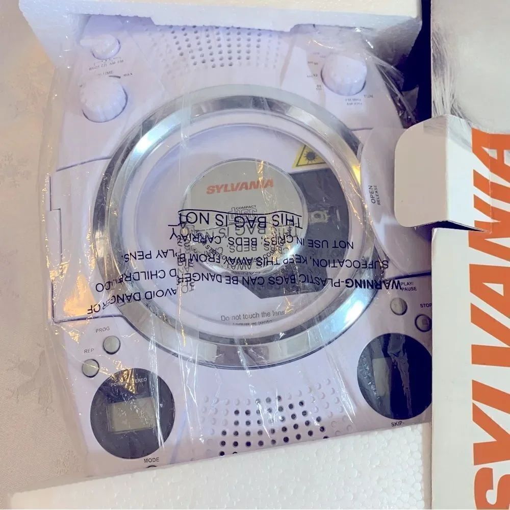 Sylviania CD Player AM FM Radio New in Slightly Damaged Box Excellent